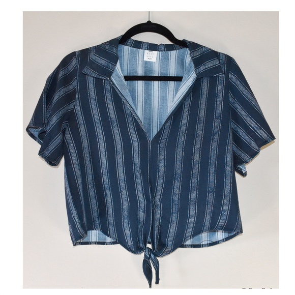 TIE-FRONT CROP TOP SIZE SMALL - Picture 1 of 3